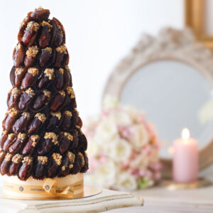 Tours de dattes fourrées au massepain et noix